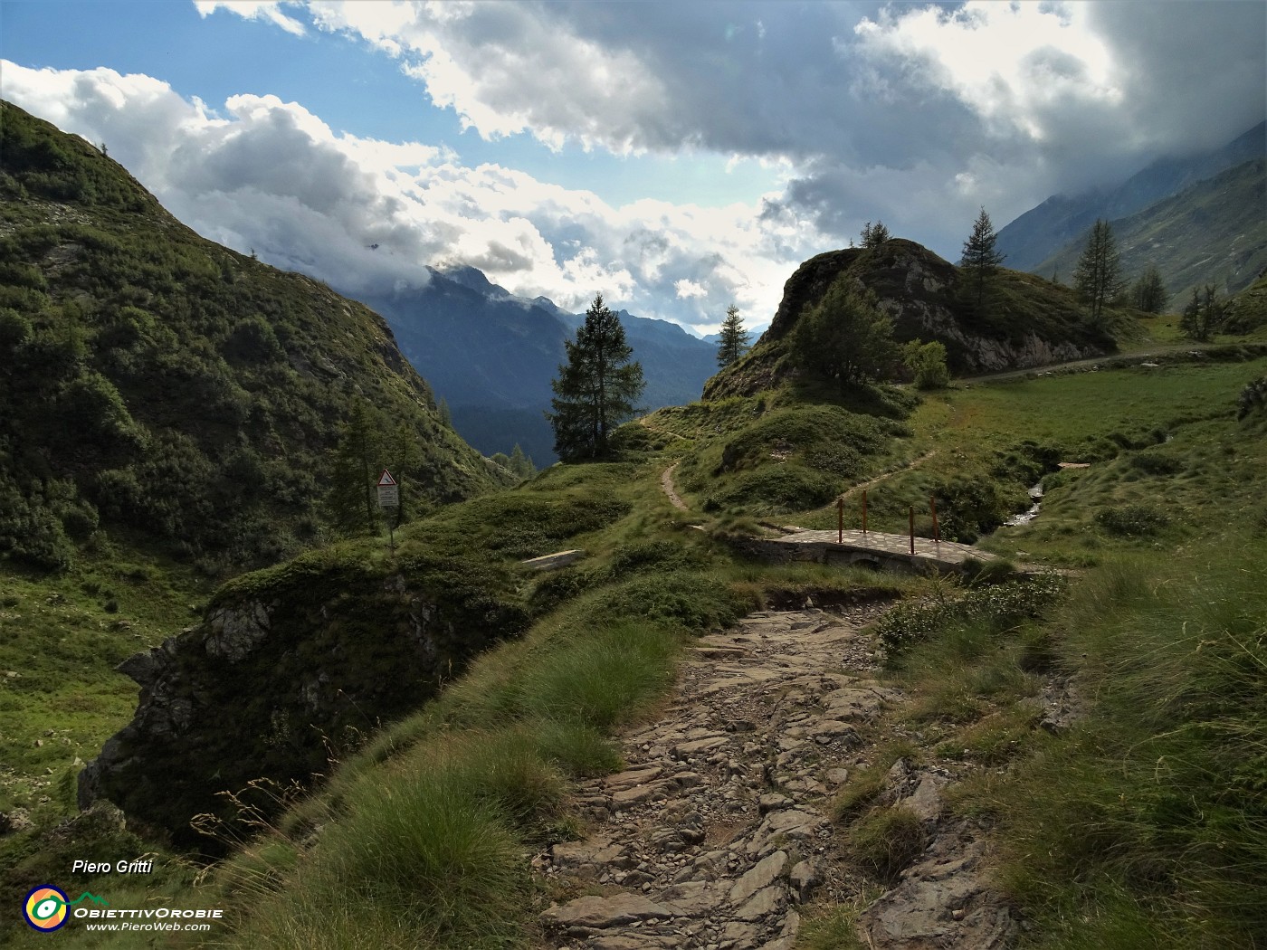 87 In discesa dalla diga del Lago del Diavolo verso il Rif. Longo.JPG